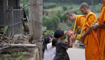 Z życia buddyjskiego mnicha Cezariusza Platty:  Wyprawy z żebraczą misą...