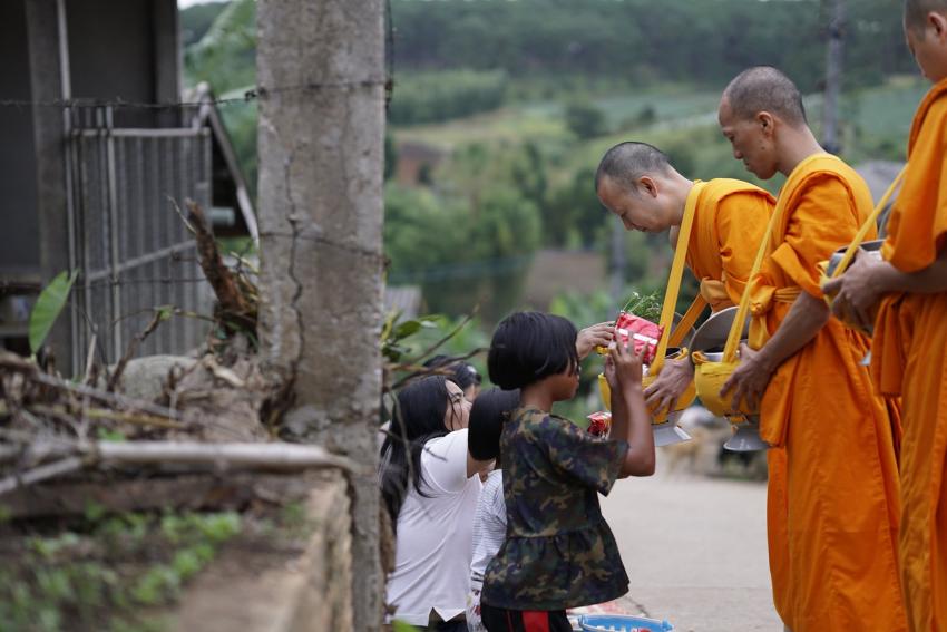 Z życia buddyjskiego mnicha Cezariusza Platty:  Wyprawy z żebraczą misą...